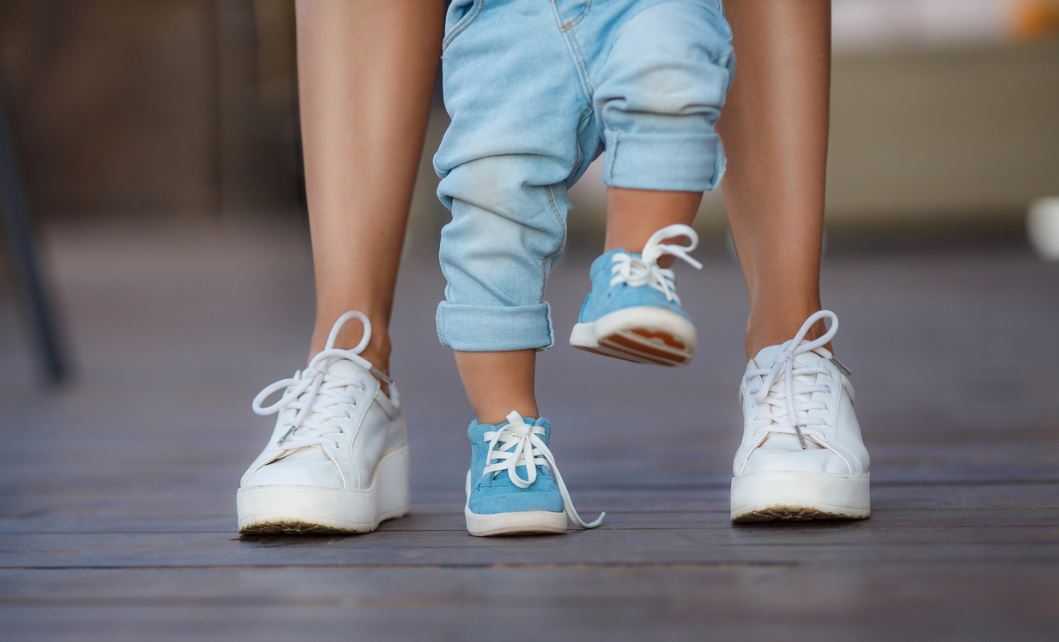 Comment bien choisir les premières chaussures de bébé ?